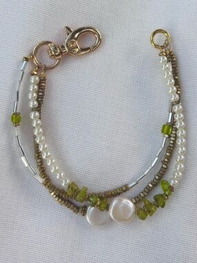 NWOT Gold, Pearl & Peridot Green Chip Gemstone 3-Strand Beaded Bracelet 7 in